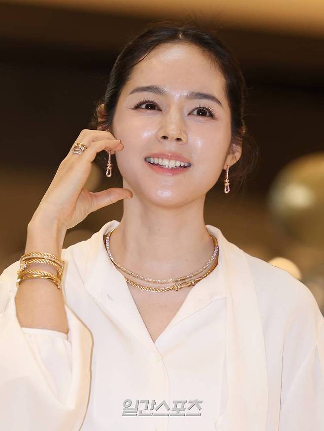 배우 한가인이 2일 오전 서울 송파구 롯데백화점 잠실점 에비뉴엘에서 열린 한 주얼리 브랜드 포토콜 행사에 참석해 포즈를 취하고 있다. 서병수 기자 qudtn@edaily.co.kr /2024.05.02/