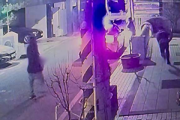 지난달 26일 오전 3시 10분께 광주 동구 금남로 한 골목에서 50대 남성 B씨가 신고받고 출동한 경찰에게 흉기를 휘두르고 있다. [사진=독자제공, 연합뉴스]