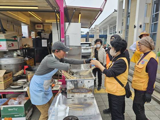 최민우씨가 27일 영양군민회관 앞에서 자원봉사자들에게 어묵을 제공하고 있다. 최종권 기자