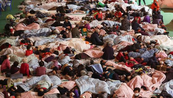 지난 26일 경북 영양군 영양군민회관 대피소에서 산불로 인해 대피한 주민들이 휴식을 취하고 있다. 연합뉴스