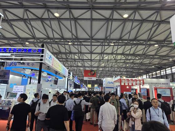 중국 상하이에서 26일부터 사흘간 개최되는 중국 최대 반도체 재료장비 전시회 세미콘 차이나에 1400여개 기업들이 참여해 '중국굴기'를 자랑했다. 사진은 지난 26일 중국 반도체 업계 관계자들이 전시관을 둘러보고 있는 모습. 사진 독자 제공