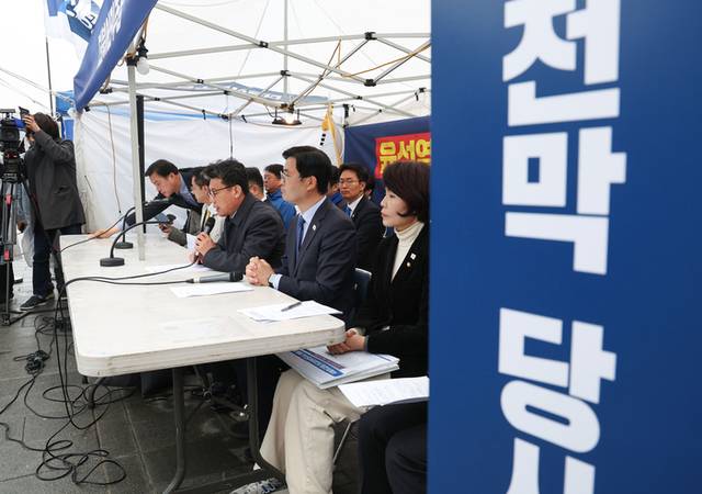 ▲ 더불어민주당 진성준 정책위의장이 27일 서울 종로구 광화문 천막당사에서 열린 정책조정회의에서 발언하고 있다. 연합뉴스