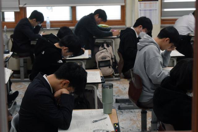 ▲ 지난 2023년 3월 23알 강원 춘천고등학교 교실에서 학생들이 전국연합학력평가 문제를 풀고 있다. 강원도민일보 자료사진