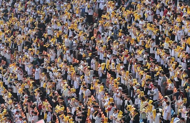 지난 22일 잠실구장에서 열린 롯데 자이언츠와 LG 트윈스의 개막전을 관람하는 팬들. / 사진=이솔 기자