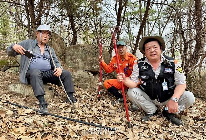 한국아마추어무선연맹 회원들이 27일 의성군 안사리 야산에서 잔불 정리 작업을 돕던 중 휴식을 취하고 있다. 백경열 기자