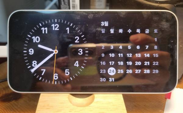 아이폰 16e를 가로로 놓으면 달력과 시계가 나타난다. 정옥재 기자