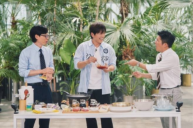 Ryu Soo-young (center) cooks on tvN’s "You Quiz on the Block." (tvN)