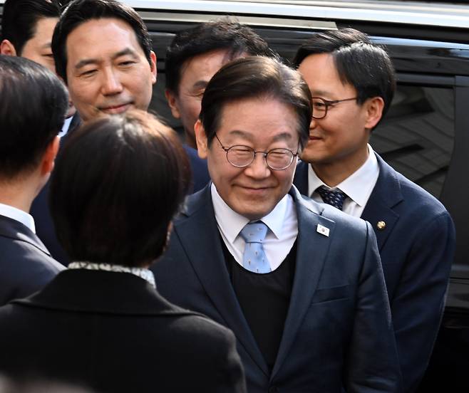 더불어민주당 이재명 대표가 26일 서울 서초구 서울고등법원에서 열린 공직선거법 위반 항소심에서 무죄를 선고받은 뒤 법정을 나서고 있다. 연합뉴스