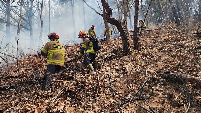 진화대원들이 27일 경북 안동시 남후면 무릉리에서 진화작업을 벌이고 있다.   경북도소방본부 제공