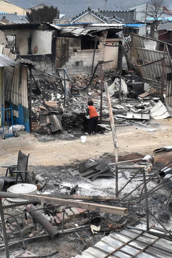 경북 안동시 임하면 고곡리의 한 주민이 27일 불에 타 폐허가 된 집을 둘러보고 있다. 22일 의성에서 발생한 산불은 24일 안동시 길안면으로 번졌고, 27일 오전 남후면에서 시내로 확산될 가능성을 보여 주민 대피령이 내려졌다. 정부는 이날 안동과 청송 영양 영덕을 특별재난지역으로 추가 선포했다. 안동=권현구 기자