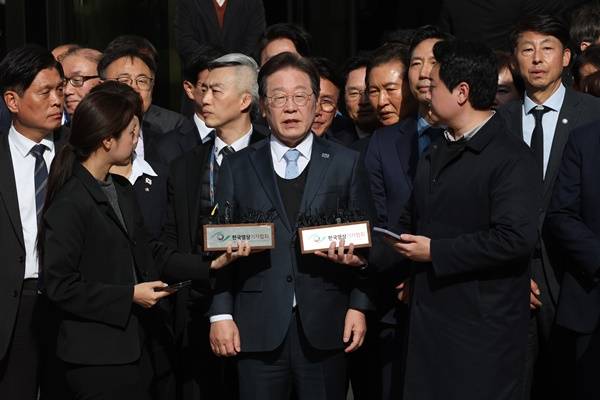 ▲더불어민주당 이재명 대표가 26일 서울중앙지법에서 열린 공직선거법 위반 사건 항소심에서 무죄를 선고받은 뒤 입장을 밝히고 있다. ⓒ연합뉴스
