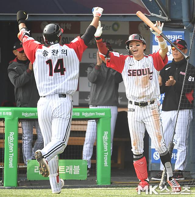 23일 잠실 롯데전에서 송찬의가 홈런을 치자 박해민이 환호하고 있다. 사진=천정환 기자