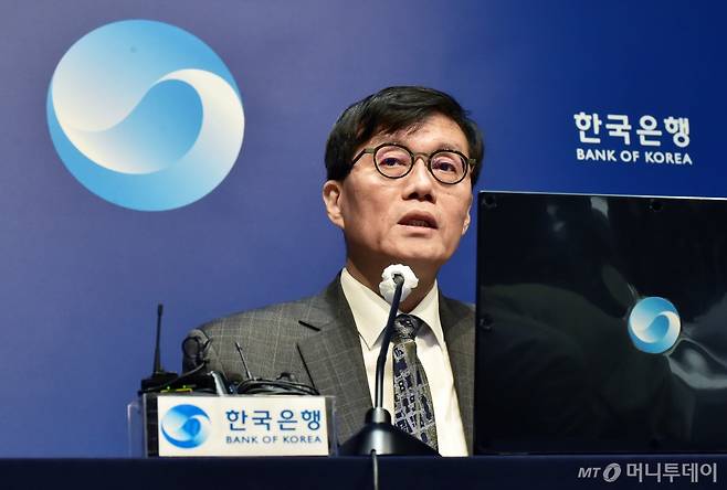 이창용 한은 총재가 25일 서울 중구 남대문로 한국은행에서 열린 통화정책방향 기자간담회에서 질의에 답하고 있다. /사진=머니S