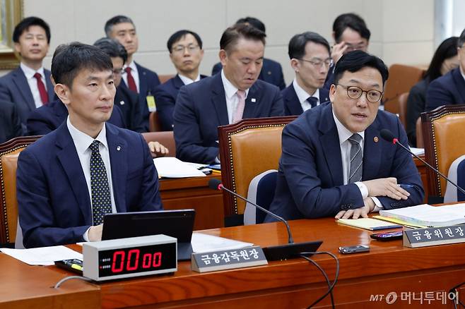 (서울=뉴스1) 안은나 기자 = 김병환 금융위원장이 18일 서울 여의도 국회에서 열린 정무위원회 제422회국회(임시회) 제1차 전체회의에 출석해 의원 질의에 답하고 있다. 왼쪽은 이복현 금감원장. 2025.2.18/뉴스1  Copyright (C) 뉴스1. All rights reserved. 무단 전재 및 재배포,  AI학습 이용 금지. /사진=(서울=뉴스1) 안은나 기자