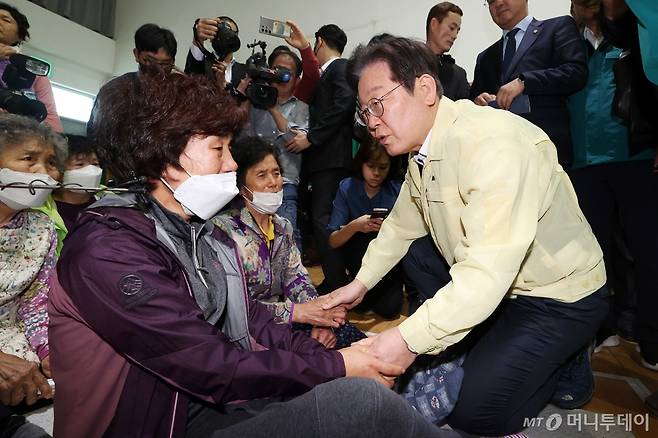 [의성=뉴시스] 김금보 기자 = 이재명 더불어민주당 대표가 27일 오전 경북 의성시 점곡체육회관에 마련된 산불 이재민 대피소를 찾아 피해 주민들을 격려하고 있다. (공동취재) 2025.03.27. photo@newsis.com /사진=