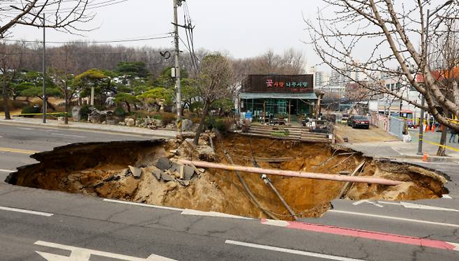 서울시가 지반침하 우려 지역을 공개할 수 없다는 입장을 전했다. 사진은 서울 강동구 명일초등학교 인근 도로에서 발생한 싱크홀(땅 꺼짐) 사고 현장 모습. /사진=뉴시스