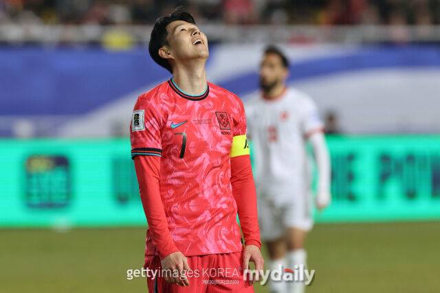손흥민이 25일 요르단과 경기에서 기회를 놓친 뒤 아쉬워하고 있다. /게티이미지코리아