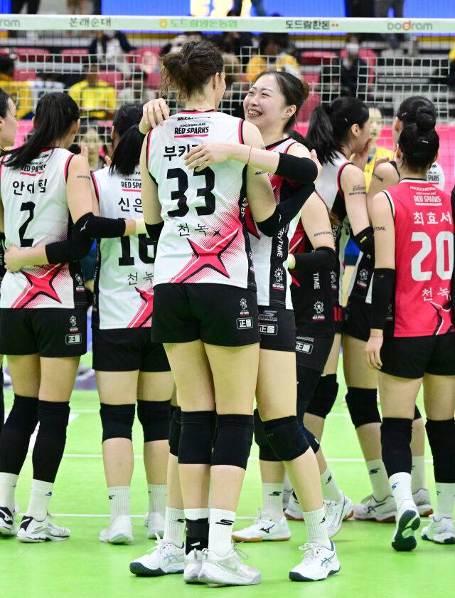 정관장 박은진과 부키리치가 승리 후 기뻐하고 있다 / 한국배구연맹(KOVO)