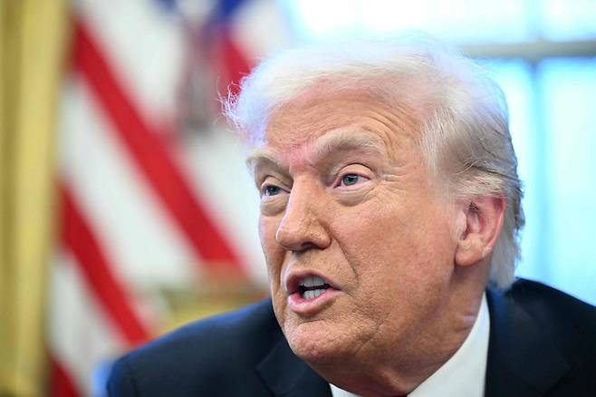 도널드 트럼프 미국 대통령이 26일(현지시간) 워싱턴 DC 백악관 집무실에서 외국산 자동차에 대한 관세를 발표하고 있다. [AFP]