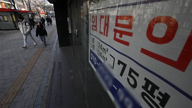 자영업자 연체차주가 2022년 하반기 이후 꾸준히 증가하며 지난해 말 43만명 수준에 이르는 것으로 집계됐다. 자영업자가 많은 구조적인 취약성에 높은 대출금리, 서비스업 경기 부진 등이 더해진 영향이다. 사진은 서울 서대문구 신촌 연세로의 한 점포에 임대 안내문이 부착된 모습 [헤럴드경제DB]