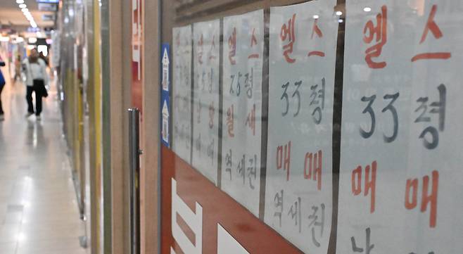 서울 등 주요 지역을 중심으로 주택매매가격 상승세가 나타나는 반면 비수도권에서는 하락세가 이어지고 있다. 지방의 집값 하락이 금융부채 고위험가구를 늘리는 요인으로 작용할 수 있다는 지적이 제기된다. 서울 송파구의 한 아파트 상가 내 공인중개사무소에 3월 기준 아파트 거래가격 현황 자료가 부착돼 있다 [헤럴드경제 DB]