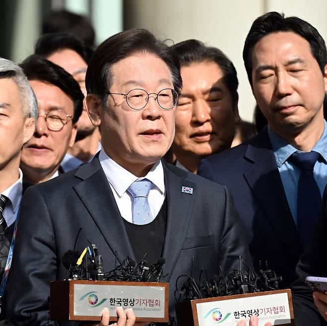 더불어민주당 이재명 대표가 26일 서울고등법원에서 열린 공직선거법 위반 사건 항소심에서 무죄를 선고받은 뒤 입장을 밝히고 있다. [연합]