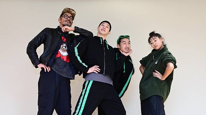 김보람 앰비규어스댄스컨퍼니 감독(왼쪽)과 장경민 대표, 이학, 김지혜 단원/이상섭 기자