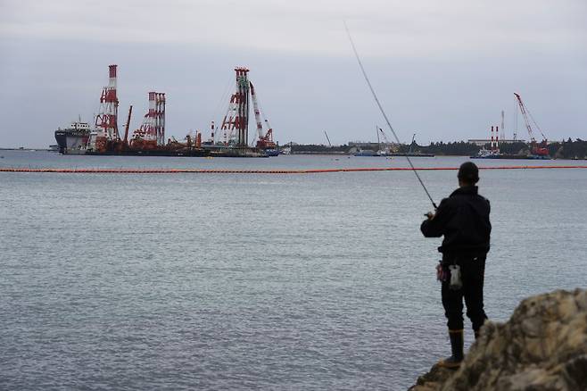 일본 오키나와현의 미 해군 기지 인근에서 한 주민이 낚시를 하고 있다. [AP]