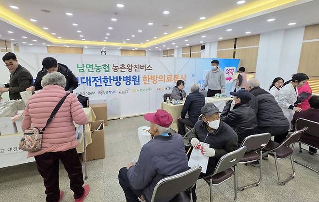 [태안=뉴시스] 지난 13일 태안군 왕진버스가 하나로마트 태안남면농협 본점을 찾아 회의실에서 의료진들이 지역 주민들을 진료하고 있다. (사진=태안군 제공) 2025.03.14. photo@newsis.com  *재판매 및 DB 금지