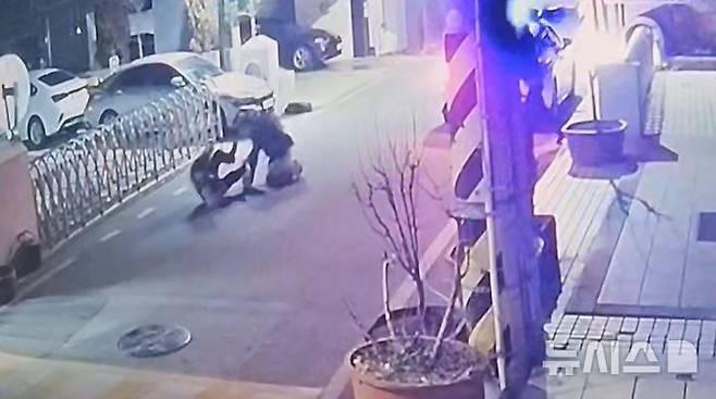 [광주=뉴시스] 박기웅 기자 = 26일 오전 3시10분께 광주 동구 금남공원 인근 골목길에서 50대 피의자가 출동한 경찰관을 흉기로 공격하고 있다. 피의자는 경찰의 쏜 권총 실탄에 맞아 숨졌다. (사진 = 독자 제공) 2025.02.26. photo@newsis.com