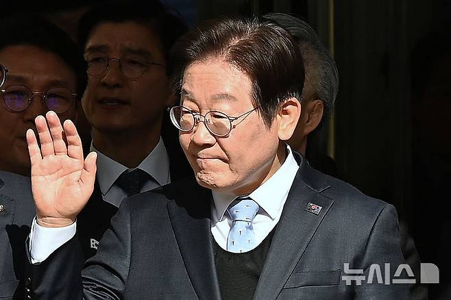 [서울=뉴시스] 사진공동취재단 = 이재명 더불어민주당 대표가 26일 서울 서초구 서울고등법원에서 열린 공직선거법 위반 혐의 항소심 선고 공판에서 무죄를 선고받은 뒤 지지자들에게 인사하고 있다. 2025.03.26. photo@newsis.com