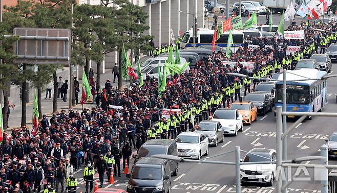 [서울=뉴시스] 추상철 기자 = 전국민주노동조합총연맹이 27일 오후 서울 용산구 서울역 앞에서 '윤석열 즉각 파면! 내란세력 청산! 사회대개혁 쟁취!' 총파업 총력투쟁대회에 앞서 광화문광장 방향으로 행진을 하고 있다. 2025.03.27. scchoo@newsis.com