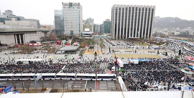 [서울=뉴시스] 추상철 기자 = 전국민주노동조합총연맹이 27일 오후 서울 종로구 광화문광장에서 '윤석열 즉각 파면! 내란세력 청산! 사회대개혁 쟁취!' 총파업 총력투쟁대회를 하고 있다. 2025.03.27. scchoo@newsis.com