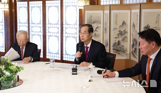 [서울=뉴시스] 조수정 기자 = 한덕수 대통령 권한대행 국무총리가 27일 서울 종로구 총리공관에서 열린 경제6단체 간담회에서 발언하고 있다. 왼쪽부터 손경식 한국경영자총협회 회장, 한 대통령 권한대행, 최태원 대한상공회의소 회장. 2025.03.27. chocrystal@newsis.com