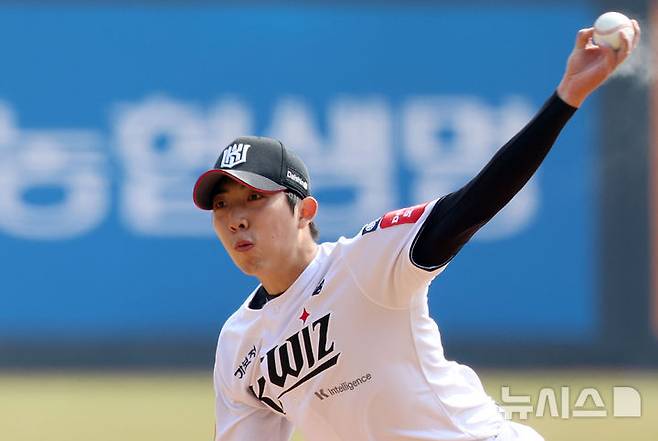 [수원=뉴시스] 이영환 기자 = 9일 오후 수원 KT위즈파크에서 열린 2025 프로야구 LG 트윈스와 kt wiz의 시범경기, 1회초 kt 선발 오원석이 공을 던지고 있다. 2025.03.09. 20hwan@newsis.com