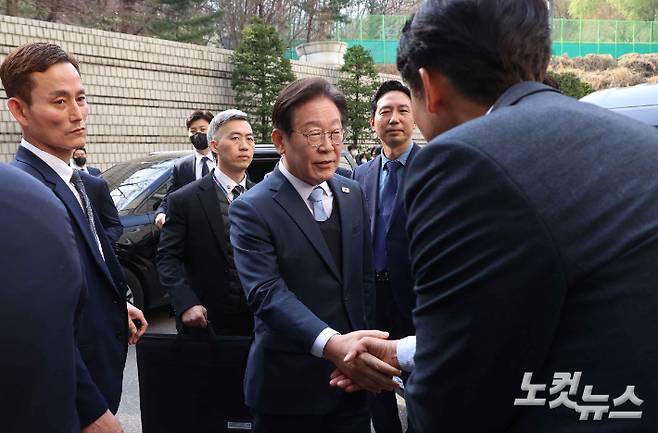 공직선거법 위반 항소심에서 무죄를 선고받은 이재명 더불어민주당 대표가 26일 오후 서울 서초구 서울고등법원을 동료 의원들과 인사를 하고 있다. 박종민 기자