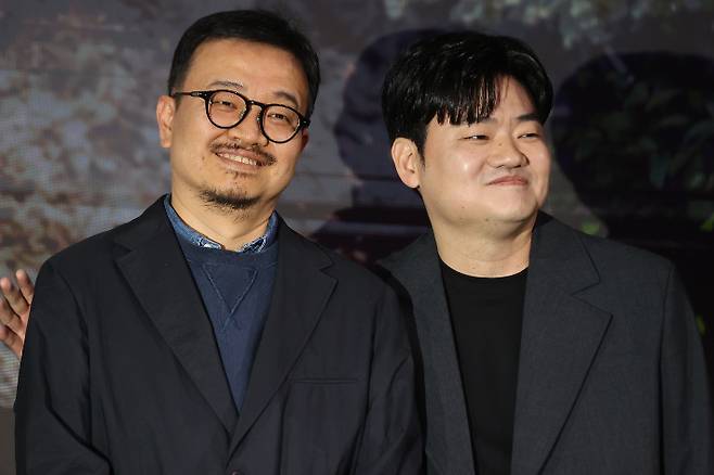 연상호 감독(왼쪽)과 배우 신민재. 연합뉴스