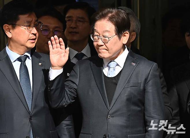 공직선거법 위반 항소심에서 무죄를 선고받은 이재명 더불어민주당 대표가 26일 오후 서울 서초구 서울고등법원을 나서며 지지자들을 향해 인사를 하고 있다. 박종민 기자