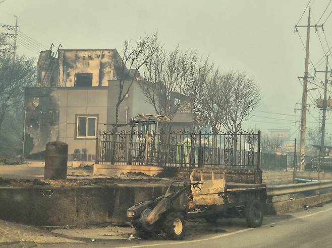 영덕지역 농가 경운기가 화재로 타버려 흔적을 알 수 없게 됐다. 영덕 독자 임근호씨 제공