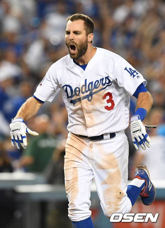 [OSEN=최규한 기자] LA 다저스 크리스 테일러가 연장 10회말 좌월 끝내기 솔로포를 친 뒤 홈에 들어오며 환호하고 있다. 2018.09.19 /dreamer@osen.co.kr