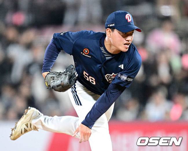 [OSEN=수원, 최규한 기자] 26일 오후 경기도 수원 KT위즈파크에서 ‘2025 신한 SOL Bank KBO리그’ KT 위즈와 두산 베어스의 경기가 열렸다.홈팀 KT는 소형준, 방문팀 두산은 최승용을 선발로 내세웠다.7회말 마운드에 오른 두산 투수 김호준이 힘차게 공을 뿌리고 있다. 2025.03.26 / dreamer@osen.co.kr