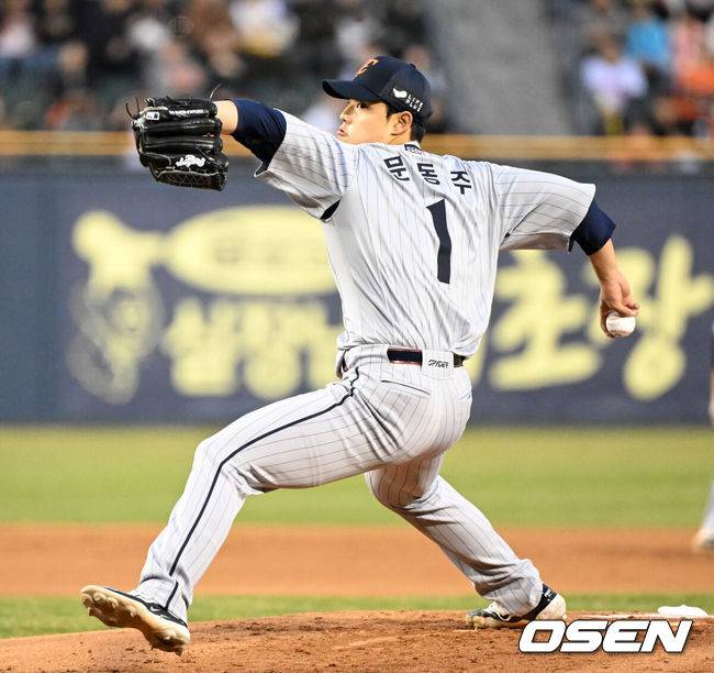 [OSEN=잠실, 이대선 기자] 27일 오후 서울 잠실야구장에서 2025 신한 SOL Bank KBO리그 LG 트윈스와 한화 이글스의 경기가 열렸다.LG는 송승기, 한화는 문동주를 선발 투수로 내세웠다.1회말 무사에서 한화 선발투수 문동주가 역투하고 있다. 2025.03.27 /sunday@osen.co.kr