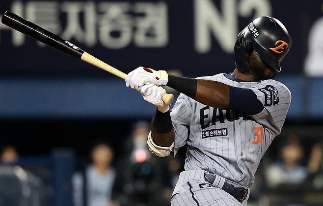 26일 서울 송파구 잠실야구장에서 열린 '2025 신한 SOL 뱅크 KBO리그' 한화 이글스와 LG 트윈스의 경기, 한화 외국인 타자 플로리얼이 7회초 선두타자로 나와 파울을 치고 있다. 뉴스1