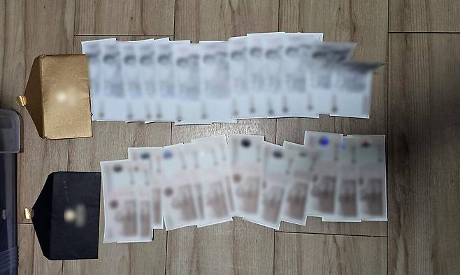 해경이 압수한 상품권. 남해지방해양경찰청 제공
