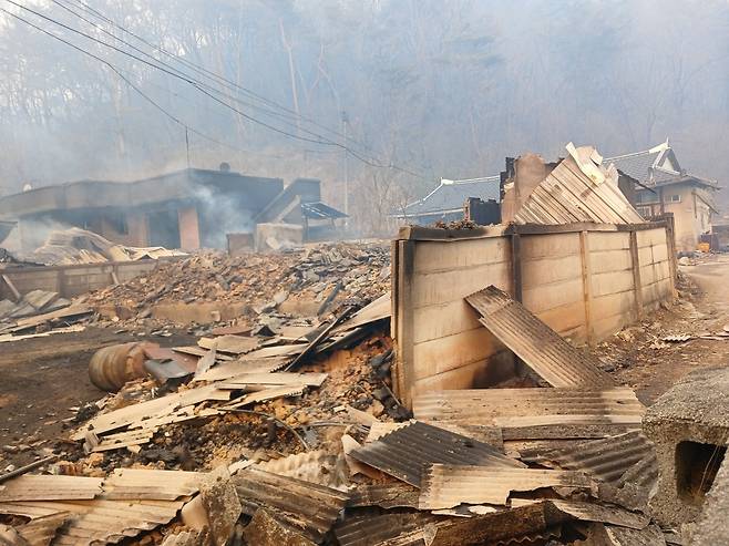 의성 산불이 덮치고 지나간&nbsp;27일 경북 안동시 길안면 묵계리 마을이 잿더미가 됐다.