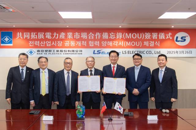구자균(오른쪽 두 번째) LS일렉트릭 회장과 우 지아자오(오른쪽 세 번째) 냔야플라스틱 회장이 26일 대만 타이베이 난야플라스틱 본사에서 친환경 전력 솔루션 사업 협력에 대한 양해각서(MOU)를 체결하고 있다. 사진 제공=LS일렉트릭