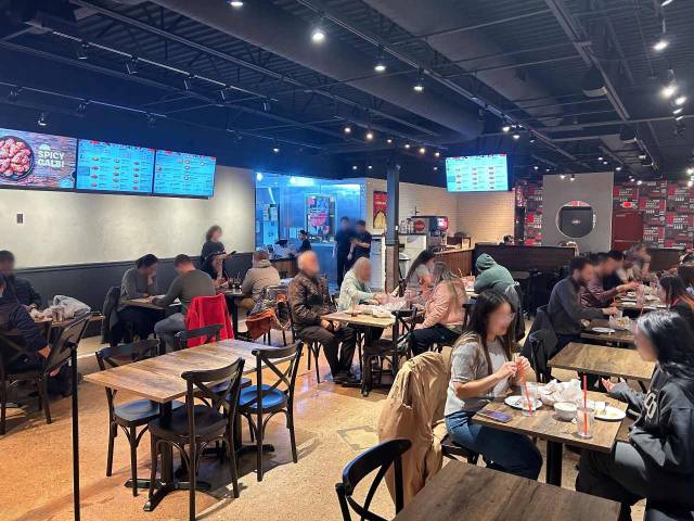 BBQ 오하마점을 방문한 미국 소비자들이 메뉴를 맛보고 있다. 사진 제공=제너시스BBQ