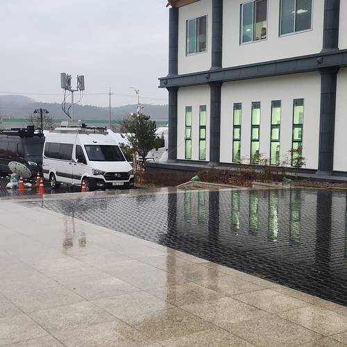 27일 경북 의성군 의성읍 일대에 비가 내리고 있다. 의성군에서는 6일째 산불 진화 작업이 이뤄지고 있다. 연합뉴스