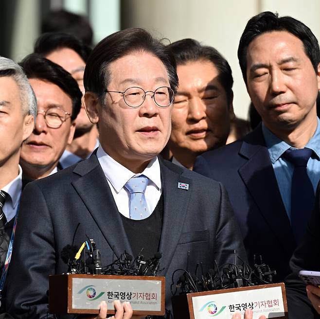 이재명 더불어민주당 대표가 26일 서울고등법원에서 열린 공직선거법 위반 사건 항소심에서 무죄를 선고받은 뒤 입장을 밝히고 있다. ⓒ연합뉴스