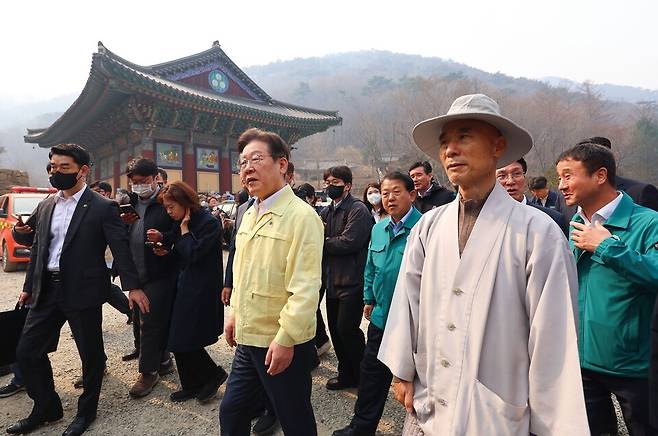 이재명 더불어민주당 대표가 27일 이번 산불로 소실된 경북 의성군 단촌면 고운사를 방문하고 있다. ⓒ연합뉴스